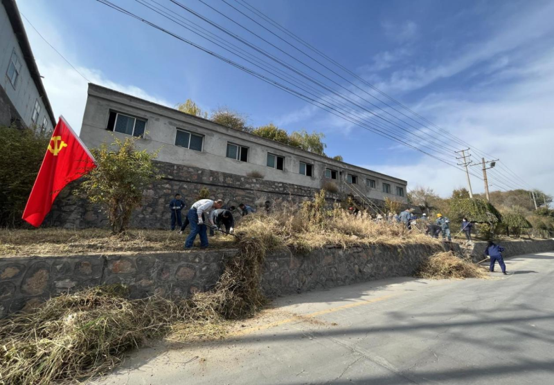 有工投黨員干部、團(tuán)員青年的耕耘那處便是公司最美麗的一角-----物產(chǎn)工投公司開(kāi)展環(huán)境專項(xiàng)整治主題黨日、團(tuán)日活動(dòng)