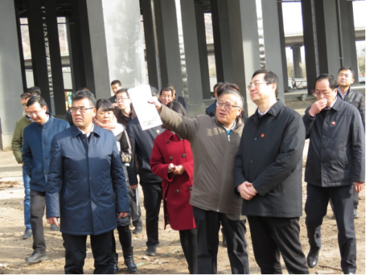 省委常委、西寧市委書記王曉在青海省物產(chǎn)集團(tuán)總公司黨委書記、總經(jīng)理王玉輝陪同下，深入青海物產(chǎn)朝陽物流園區(qū)。