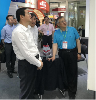 省委常委、西寧市委書記王曉蒞臨第十九屆青洽會青海物產(chǎn)展位參觀